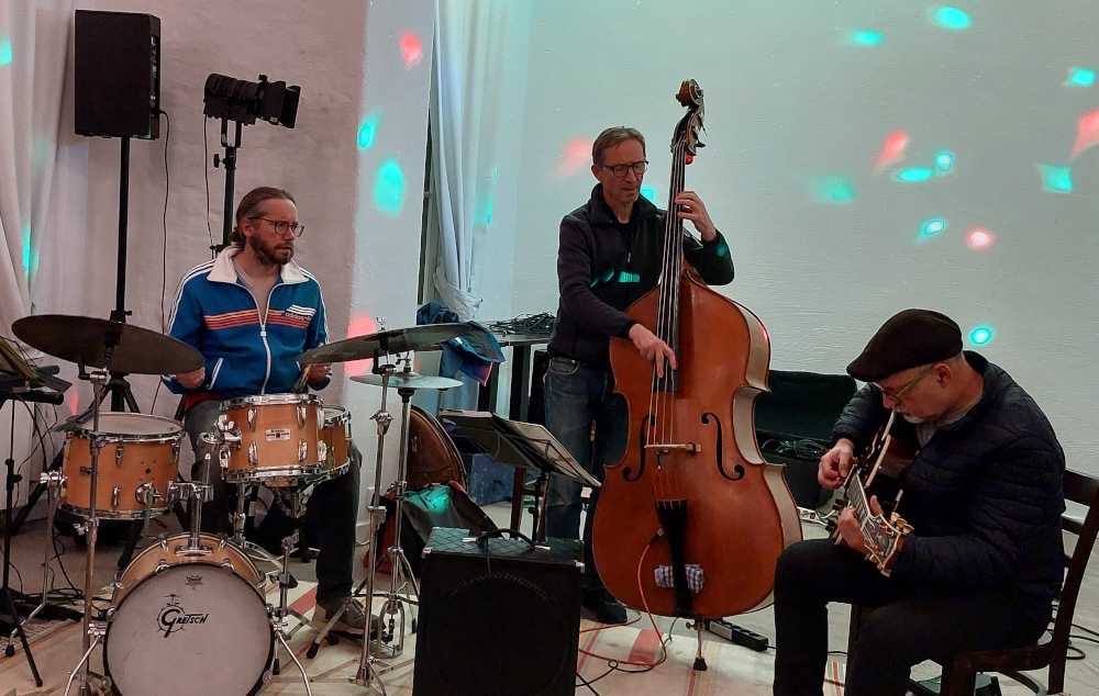 René Marx (Schlagzeug), Volker Heinze (Bass) und Christian Hassenstein (Gitarre) bei der Jazz-Session im Gerresheimer Bahnhof am 16. Januar 2023. Foto: Manfred Schenk